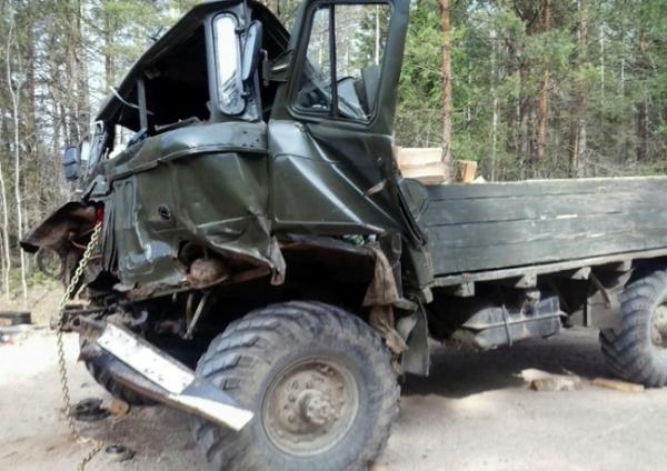 Грузовик врезался в дерево в Карачаево – Черкессии, погиб мужчина